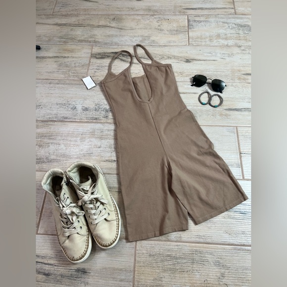 GOOD AMERICAN STRAPPY SCOOP BIKER JUMPSUIT Size XS Camel Brown Q468 - Picture 7 of 7